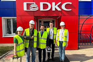 Представителя СпецАвтоИнжиниринг и компании DKC у проходной предприятия